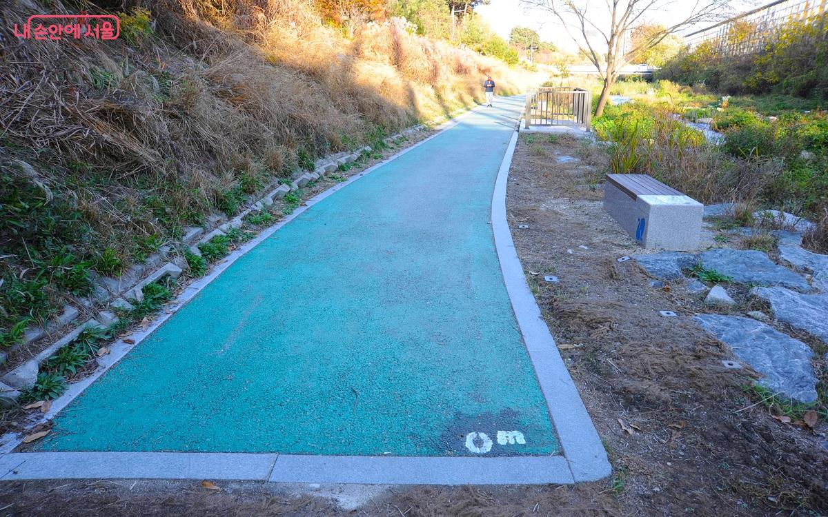 은곡교를 시작점으로 탄천까지 약 3.2km의 세곡천 산책로가 펼쳐진다. ⓒ조수봉 