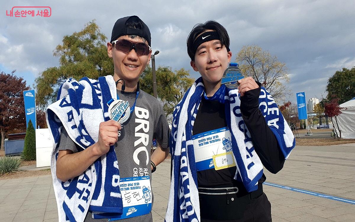 8.4km 코스를 완주한 참가자들은 완주 메달을 목에 걸고 환호했다. ©엄윤주