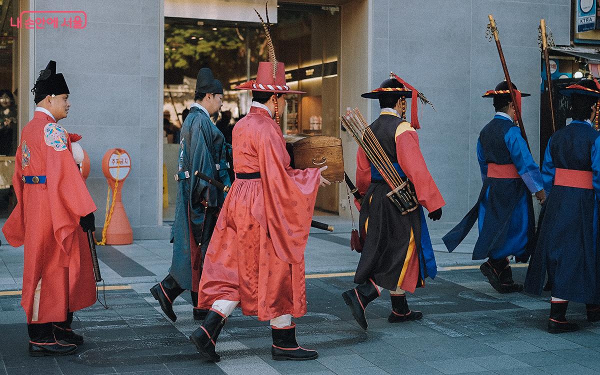 덕수궁 대한문에서 진행되는 '서울 왕궁수문장 교대의식'은 꼭 한 번 보기를 추천한다. ©김아름