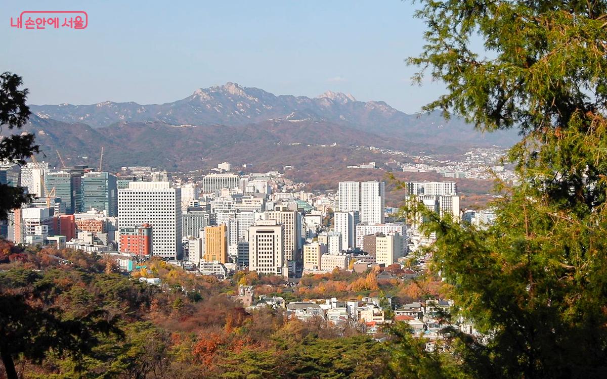 걷다 보면 언 듯 언 듯 도심의 빌딩이 보인다. 서울의 전경이 한눈에 보이고 멀리 북한산과 도봉산이 손에 잡힐 듯 선명하다. ©문청야