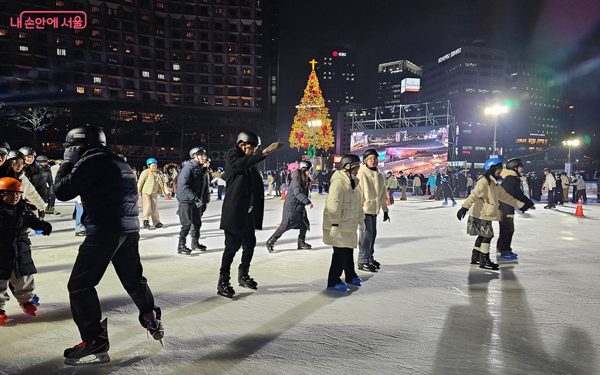 스케이트를 즐기는 사람들의 얼굴에 떠오르는 미소는 차가운 겨울밤을 포근하게 만들어 준다. ©이혜숙