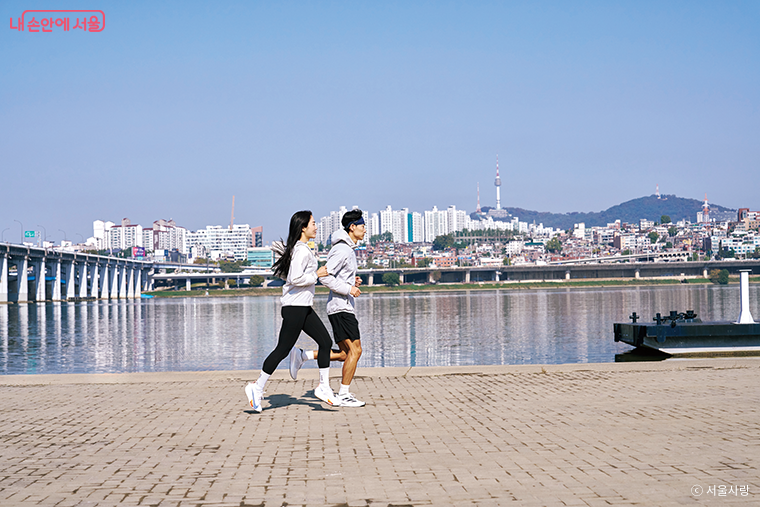 건강관리에 관심 많은 시대. 쉽게 즐길 수 있고, 건강에도 좋은 달리기는 젊은 세대를 중심으로 크게 인기를 끌고 있다. 다행히 서울은 다른 어느 도시보다 달리기에 좋은 도시다. 서울의 산과 강 그리고 도심에서 달리기의 즐거움에 흠뻑 빠져보자.