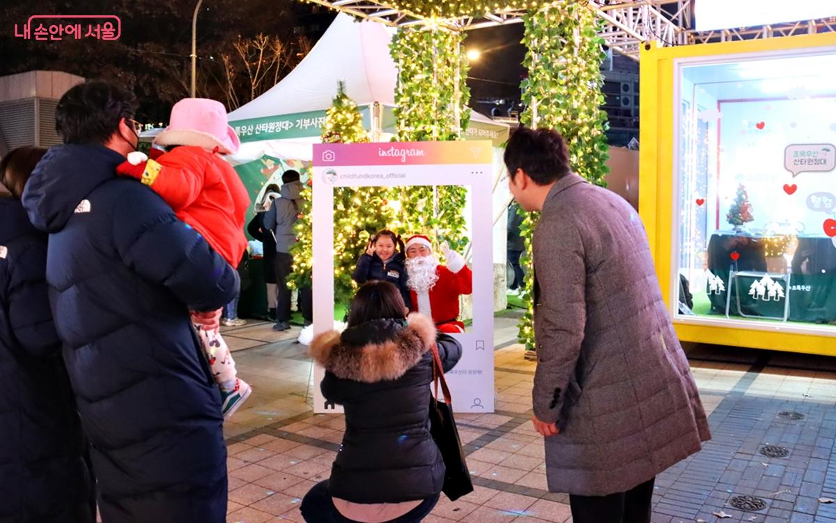 곳곳에 설치된 포토존에서 사진을 찍으며 추억을 남기는 사람들도 많았다. ⓒ정향선