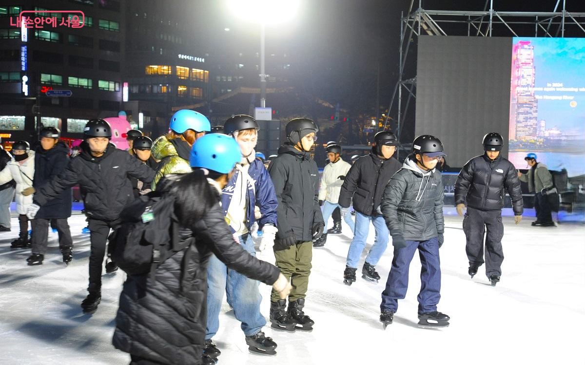 서울광장 스케이트장은 이제 글로벌 핫플이 된 듯 많은 외국인 방문객을 만난 수 있다. ©조수봉