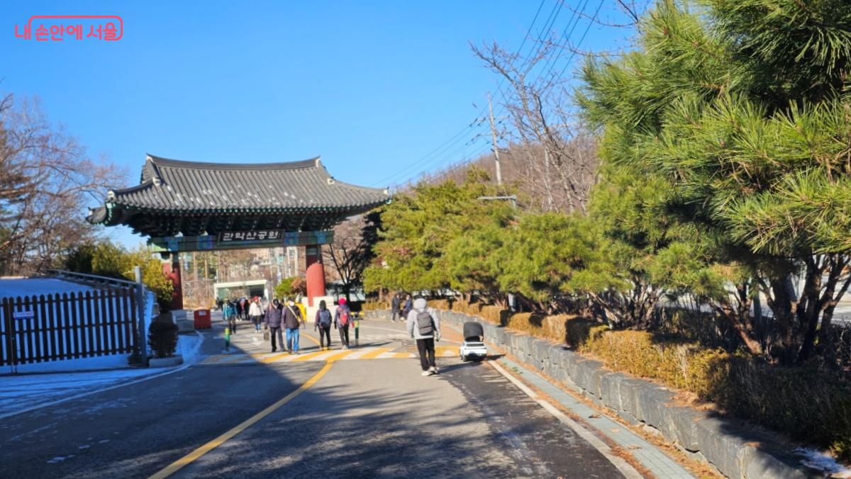 서울둘레길 11코스 종점 부근의 관악산공원 일주문(관악문)과 탐방객들 ©최용수