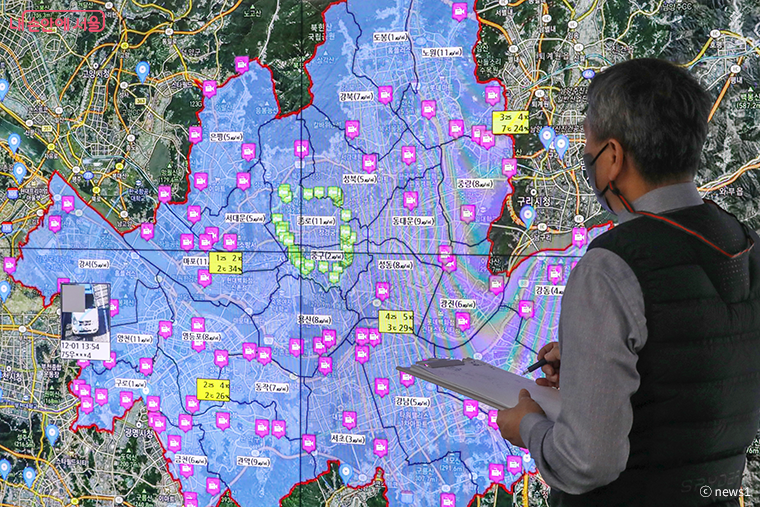서울시가 겨울을 맞아 미세먼지 계절관리제를 시행한다. 서울시 배출가스 5등급 차량 운행제한 상황실.