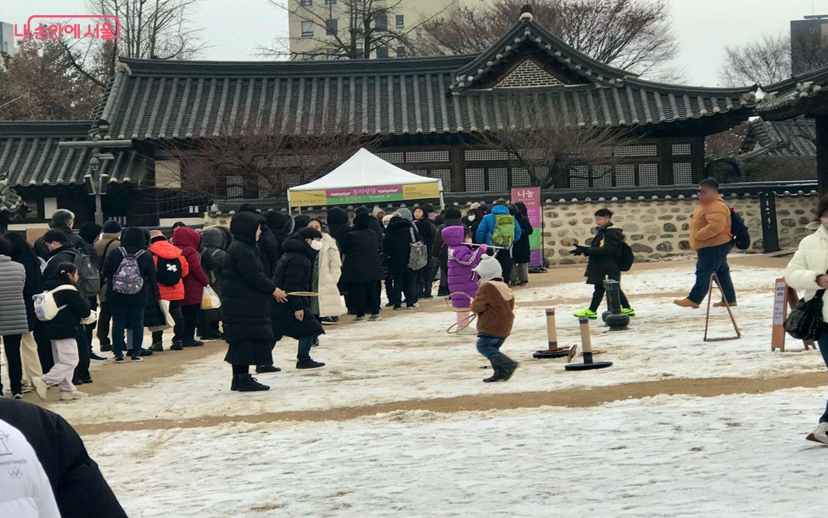 투호 던지기와 쇠코뚜레를 하고 있는 시민들 ©이정민