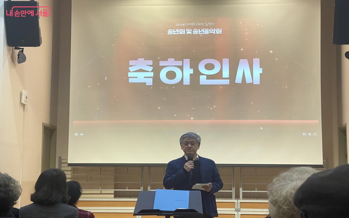 서대문구 치매안심센터 김어수 센터장이 축하 인사를 하고 있다. ⓒ이정민