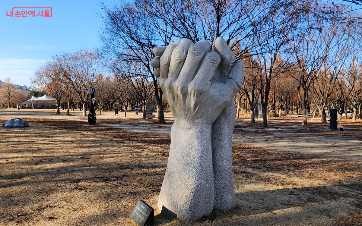 무엇을 약속하는 것일까. 아름다운 약속의 손이었다. ⓒ김미선