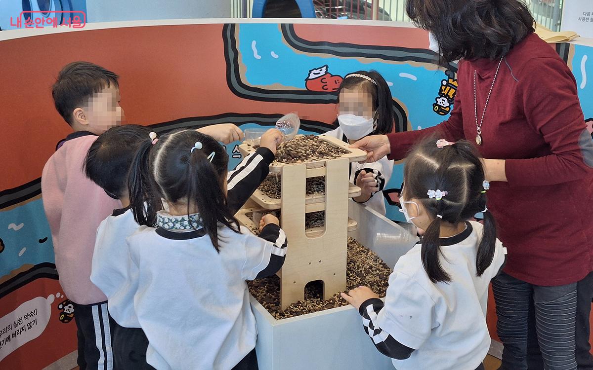 ‘꾹꾹! 슬러지 케이크 만들기’ 오감 체험을 하며 하수 슬러지의 처리 과정을 배운다. ©정향선