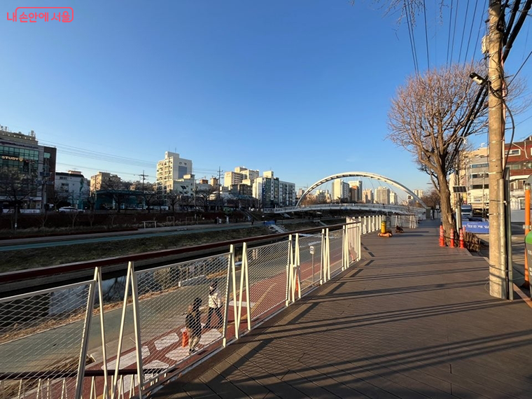 불광천과 고덕천에 수변활력거점이 조성됐다. 사진은 은평구 불광천 수변활력거점.