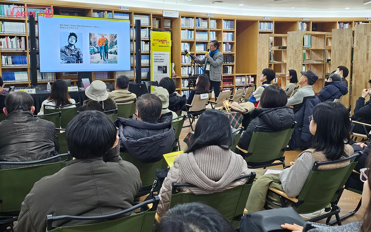 한국대중음악상을 수상한 뮤지션이자 시인인 가수 성기완이 2016년 노벨문학상을 수상한 ‘밥 딜런’을 주제로 강연했다. ©이혜숙