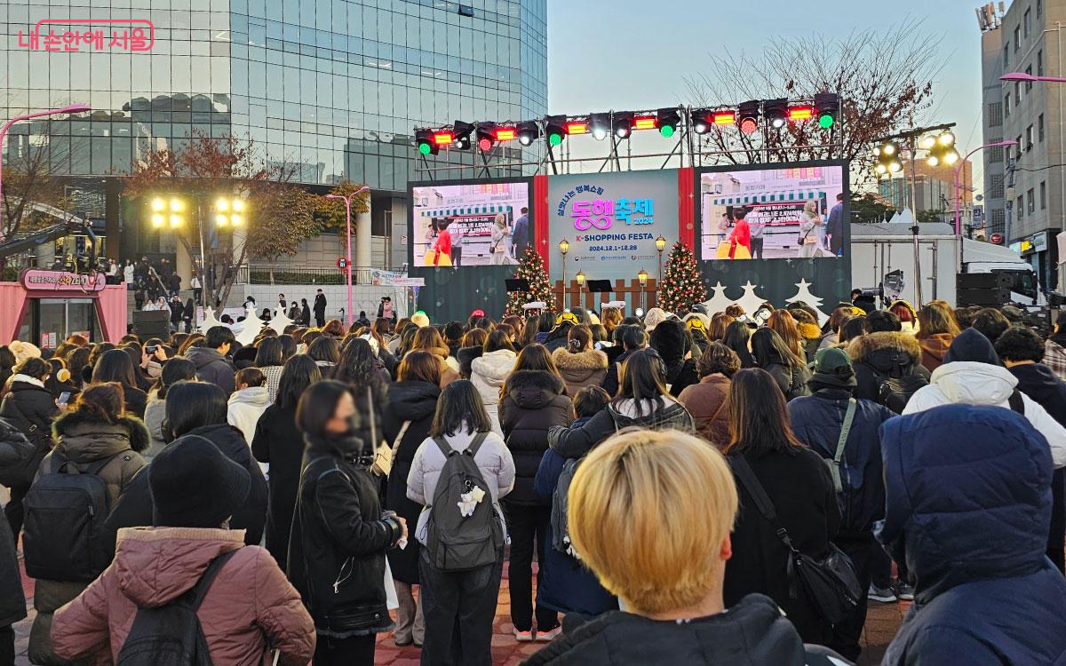 한쪽에 마련된 무대에서 축하 공연이 열리고 있다. ©홍혜수  