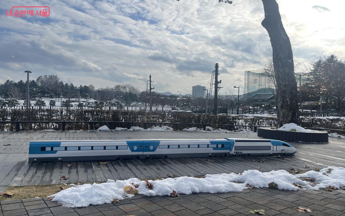 노원기차마을 건너편에 놓인 KTX 모형도 아이들에게 인기가 높다. ©이정민