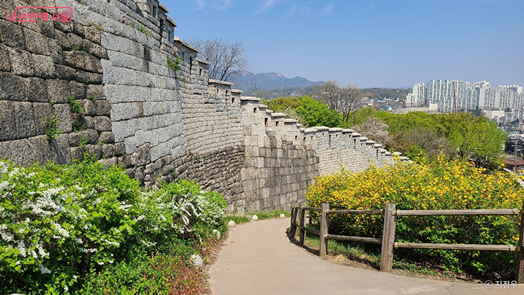 서울성곽의 낙산공원 지역에서 보이는 여러 시대별 돌쌓기. 