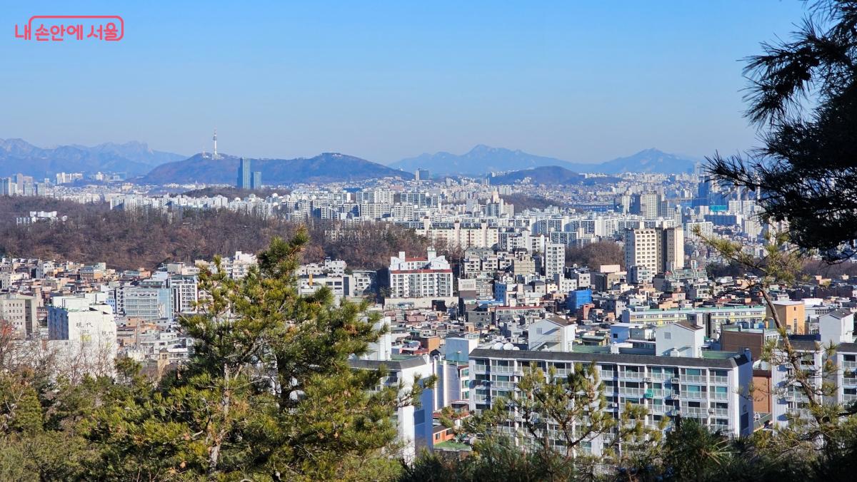 인헌공 강감찬길 전망대에서 바라본 서울 풍경. 남산과 북한산이 한눈에 들어온다. ©최용수