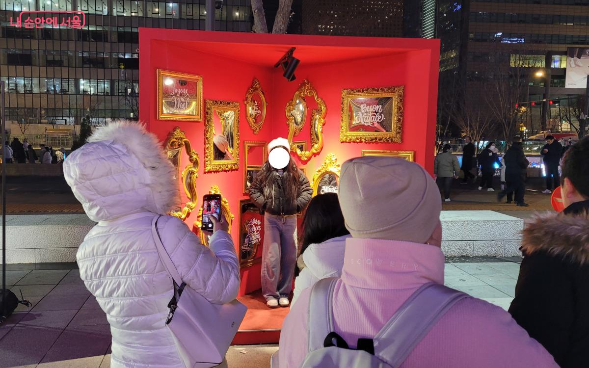 거울이 가득한 포토존에서 사람들이 기념 촬영을 하고 있다. ⓒ김민지