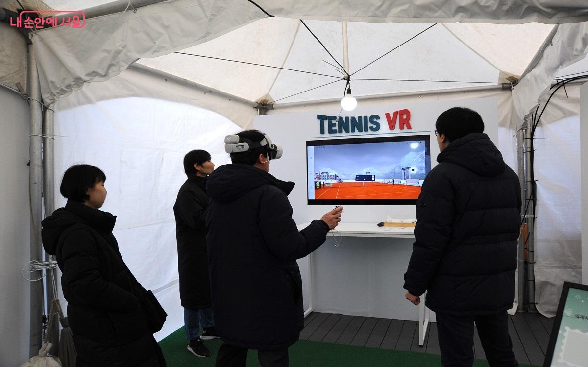 ‘e스포츠 홍보관’에서는 테니스 경기를 즐길 수 있는 테니스(TENNIS) VR도 체험해 볼 수 있다. ©조수봉