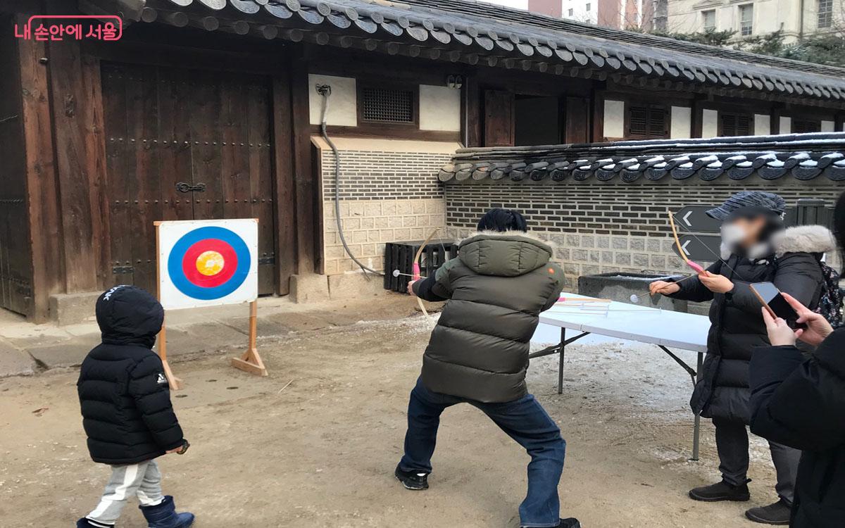 전통놀이 체험인 활쏘기를 하고 있는 시민들 ©이정민