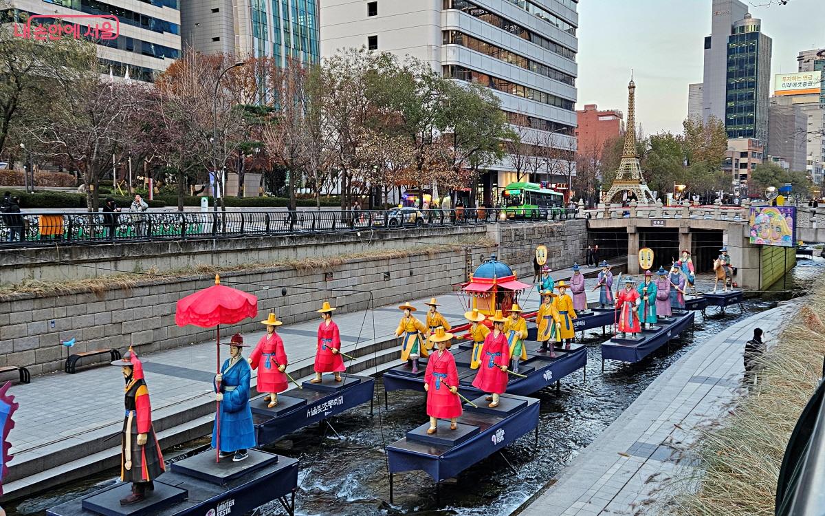 점등 전이지만 그 자체로도 멋진 서울빛초롱축제. 광통교 너머 에펠탑도 보인다. ©이선미 