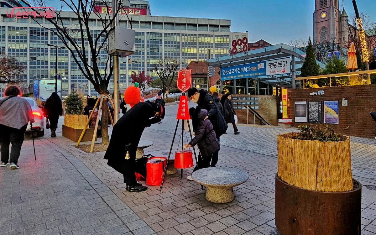 명동길에도 구세군 자선냄비가 여러 곳에서 종을 울리고 있다. ⓒ이선미 