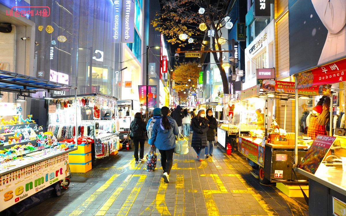 ‘명동 빛축제’에 화려한 조명으로 치장한 명동 거리 ⓒ조수봉