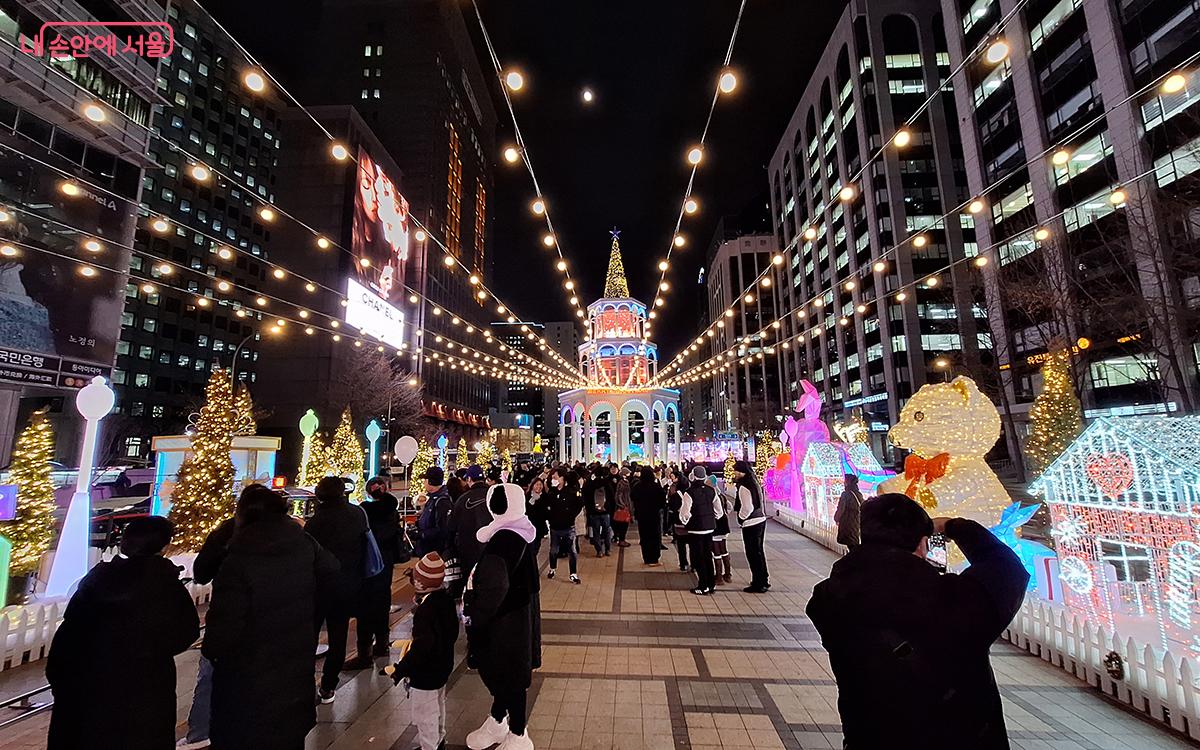 청계광장에서는 테디베어, 백설공주와 일곱 난장이 등의 조형물이 관람객들을 반겼다. ©이혜숙