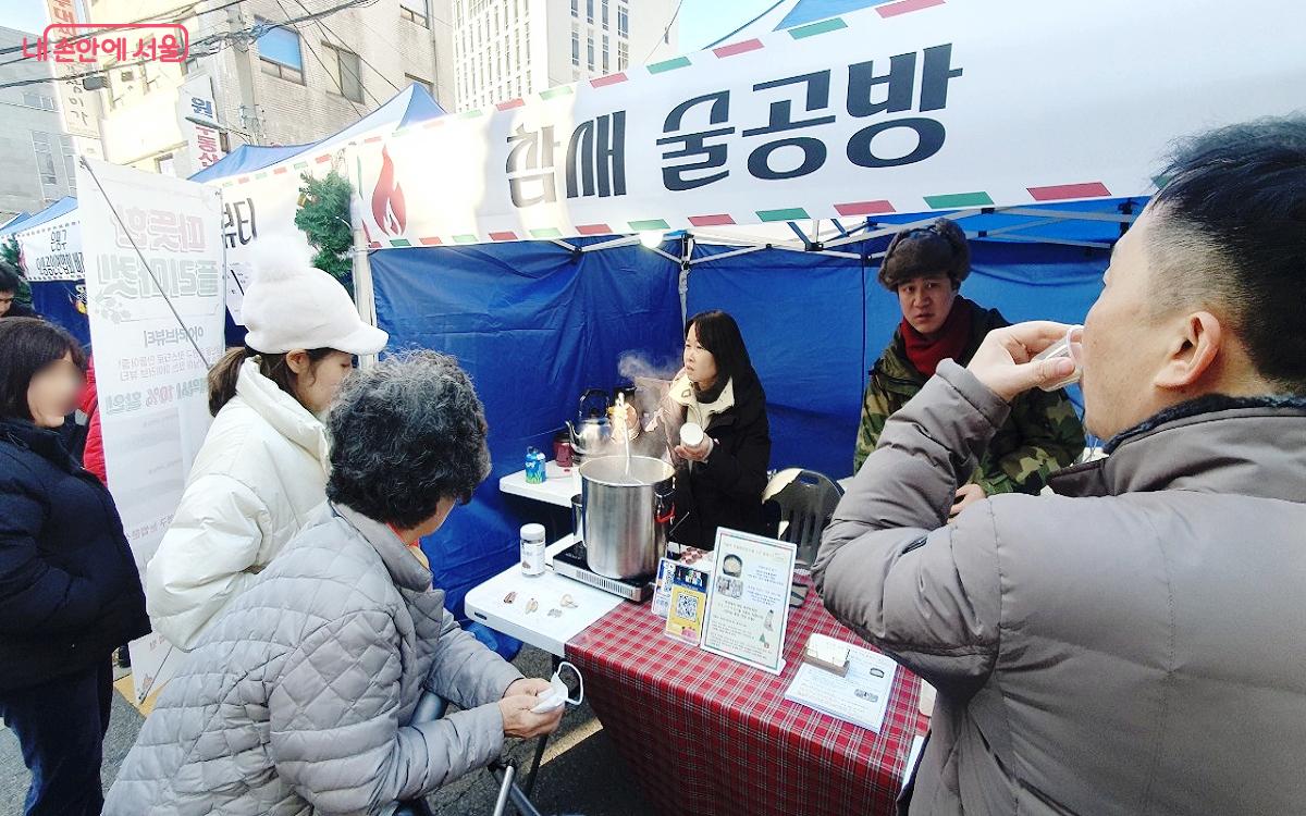 은평구 술공방 대표는 매운 음식과 곁들여 먹기 좋은 우리술을 준비해 시음과 판촉을 열었다. ©엄윤주