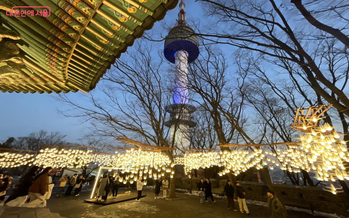 LED 종이학 4,000점이 남산 팔각정 주변을 환하게 밝혀준다. ©이정민