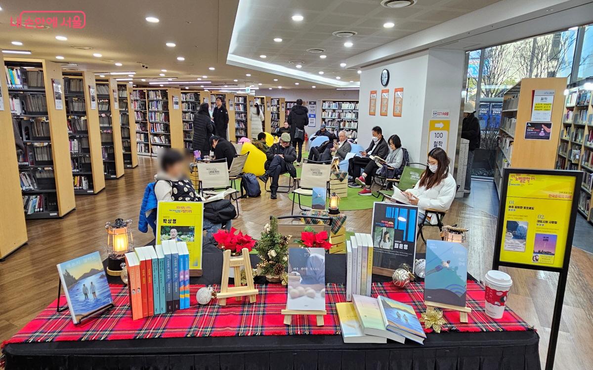 축제 행사장 한쪽에 ‘야외도서관’도 운영되었다. ⓒ이선미