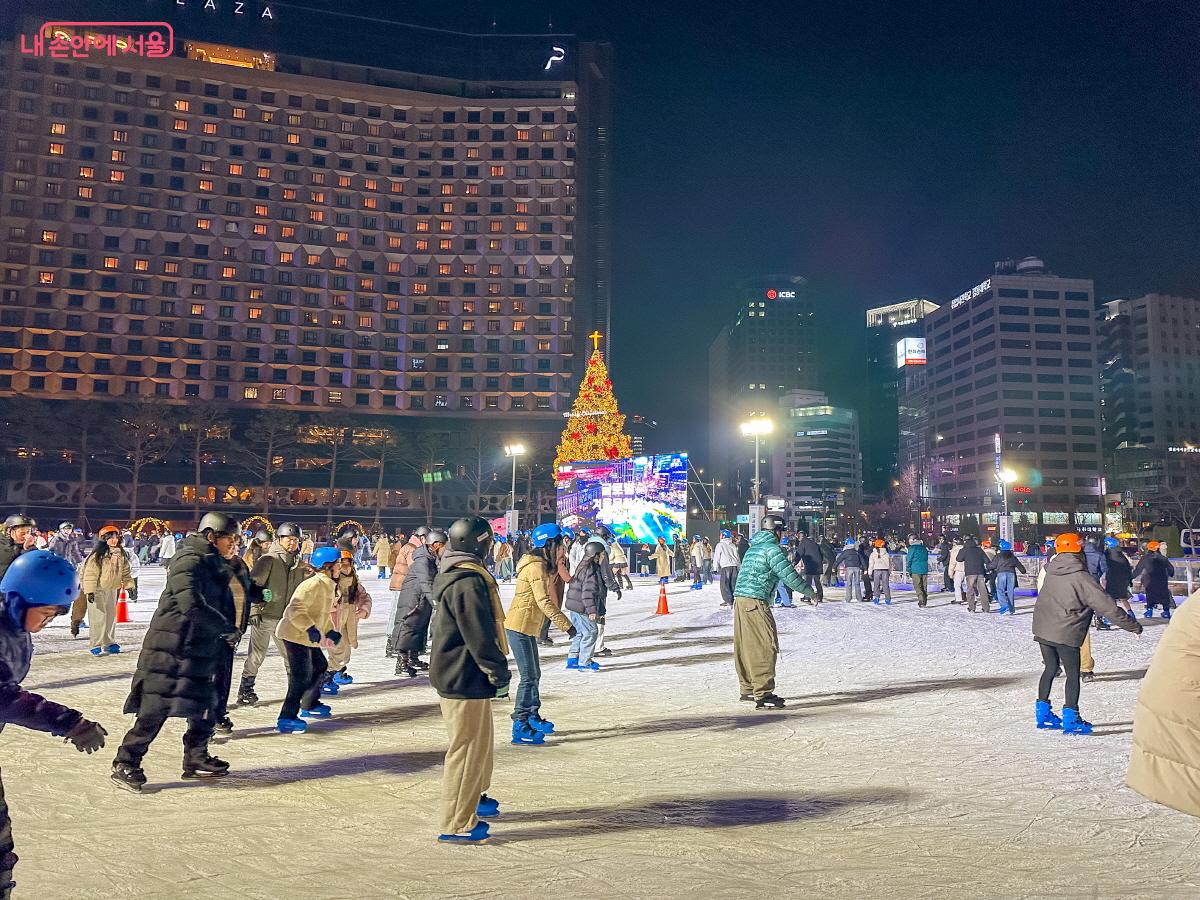 서울광장 스케이트장을 찾은 관광객들과 시민들이 스케이팅을 즐기고 있다. ©이병문