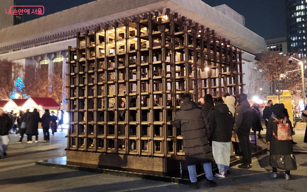 ‘시문’ 시간과 공간, 그리고 빛의 흐름을 표현한 설치 미술 작품이다. ⓒ김미선