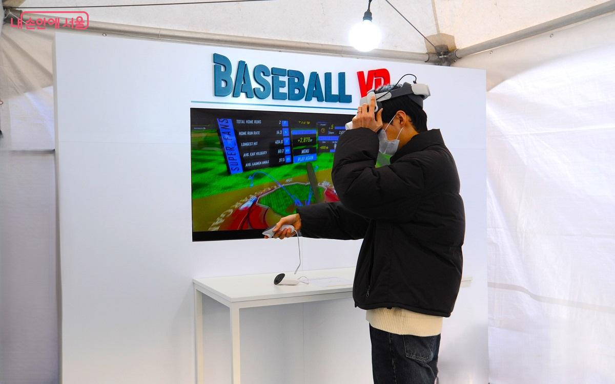 ‘e스포츠 홍보관’에서 야구(BASEBALL) VR을 즐기는 방문객 ©조수봉