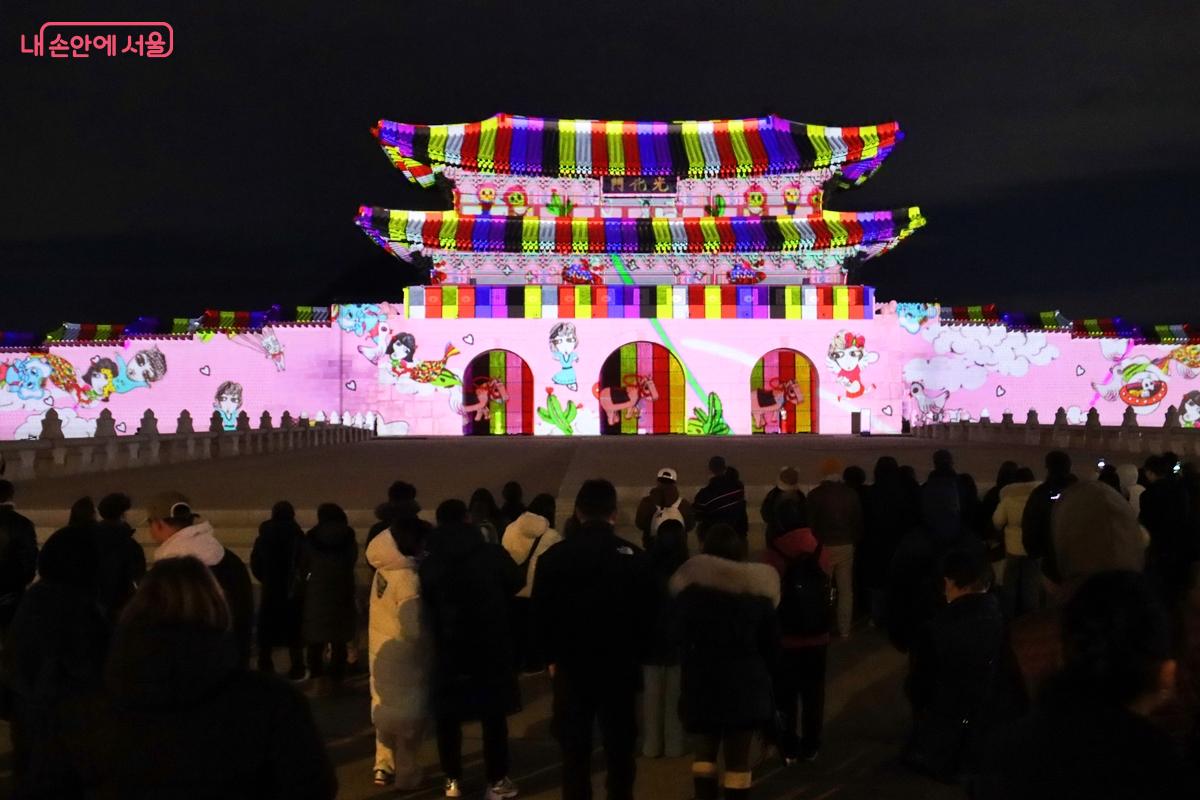 13일 개막한 축제에 많은 시민들이 나와 빛과 예술이 어우러진 겨울밤의 풍경을 만끽하고 있다. ⓒ정향선
