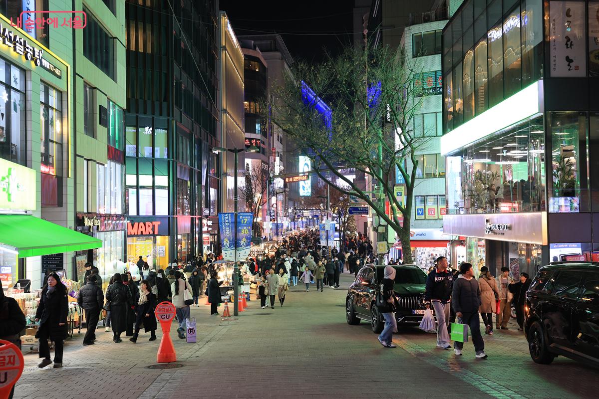 '명동빛축제'가 열리고 있는 명동 거리 입구. 