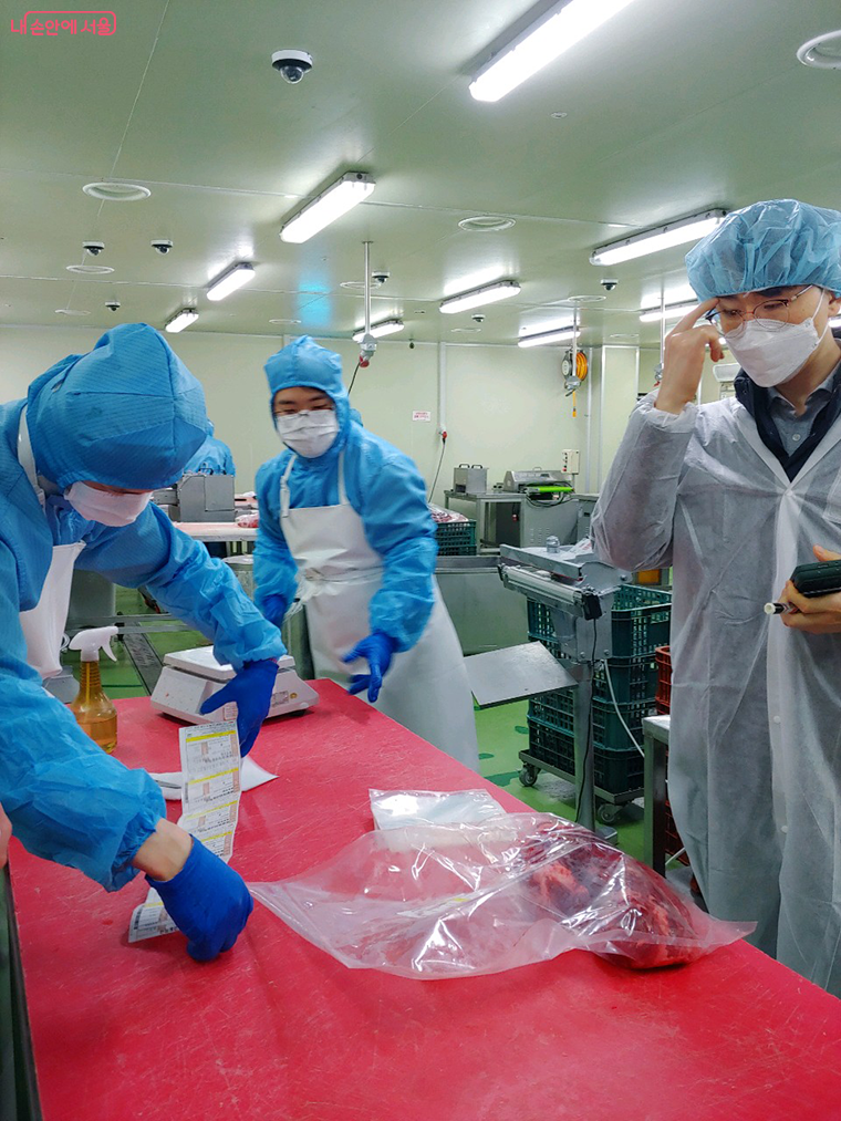 학교급식 축산물 위생점검 및 안전성 검사를 하는 모습.