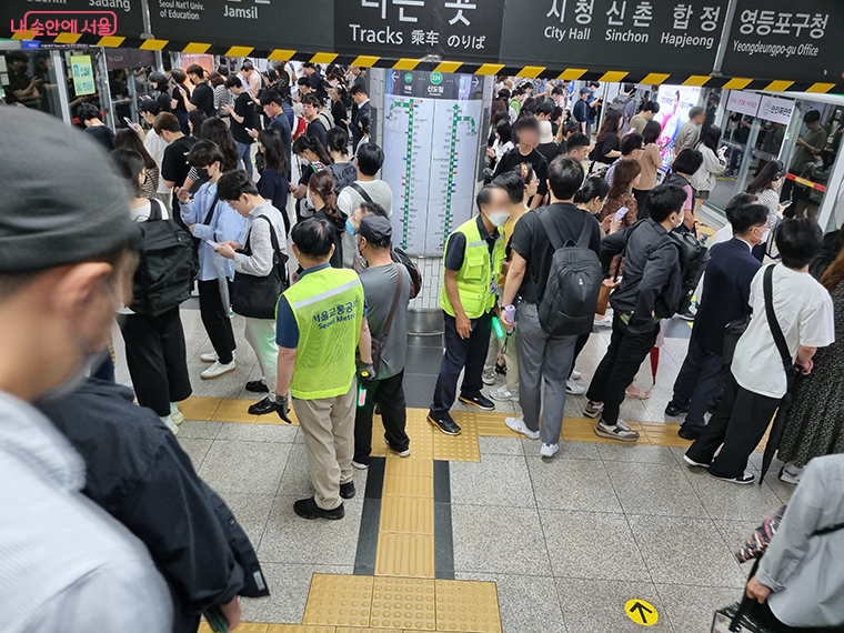 지하철 안전도우미가 주요 역사에서 승객을 안내하고 있다.