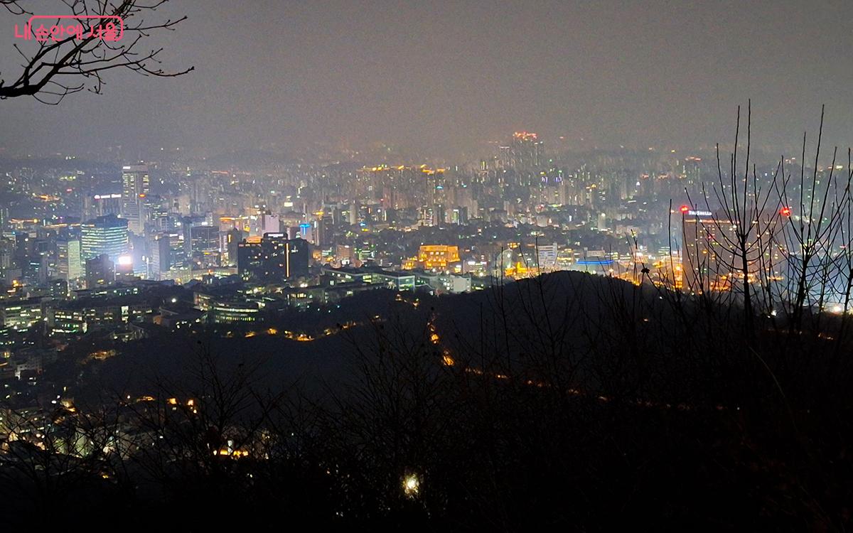 남산타워 전망대에서 내려다보는 서울의 풍경은 아무리 봐도 질리지 않는다. ©이혜숙