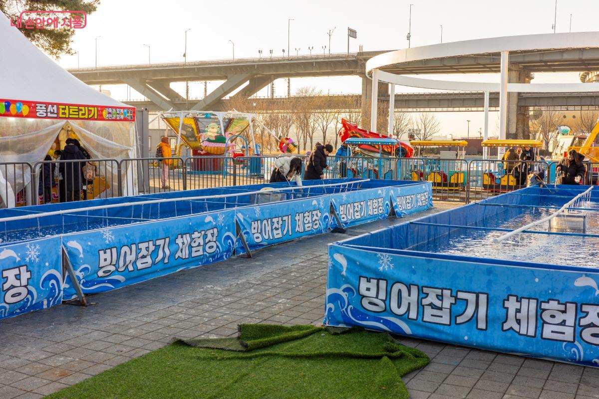 20분간 최대 15마리까지 잡을 수 있는 빙어잡기 체험 ⓒ이병문