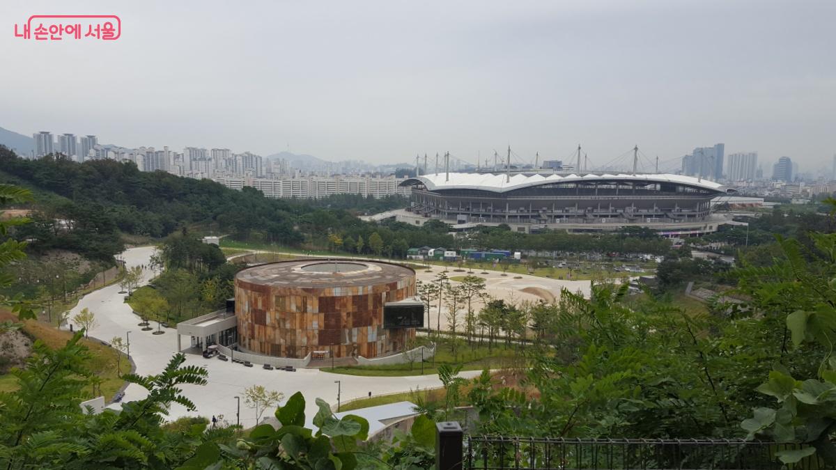 매봉산에서 내려다본 문화비축기지와 월드컵경기장 ©최용수