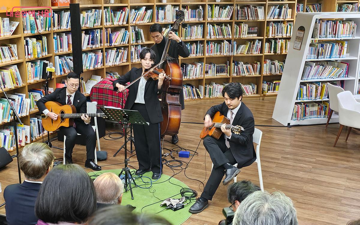 프랑스의 낭만을 연주하는 집시 재즈 밴드 ‘라 쁘띠 프랑스 콰르텟’의 감미로운 재즈 음악공연 ©이혜숙