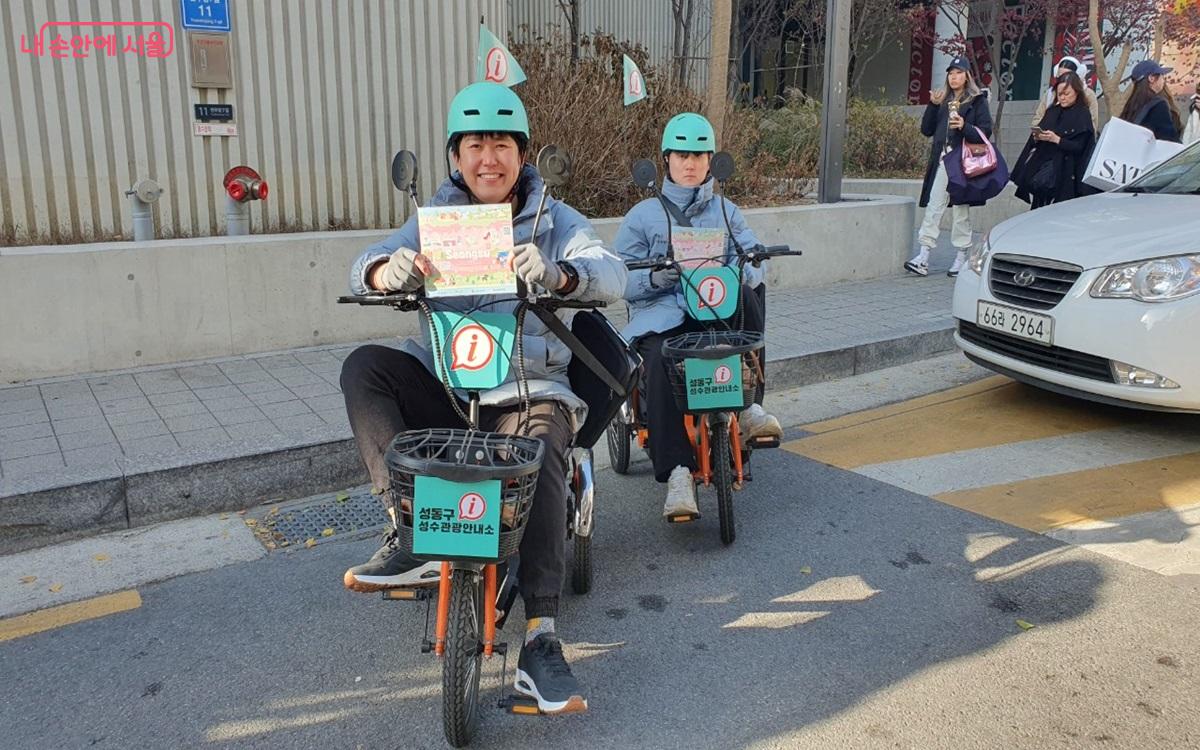 관광명소를 순회하며 관광객들에게 안내해 주는 '성수동 움직이는 관광안내소' ©엄윤주