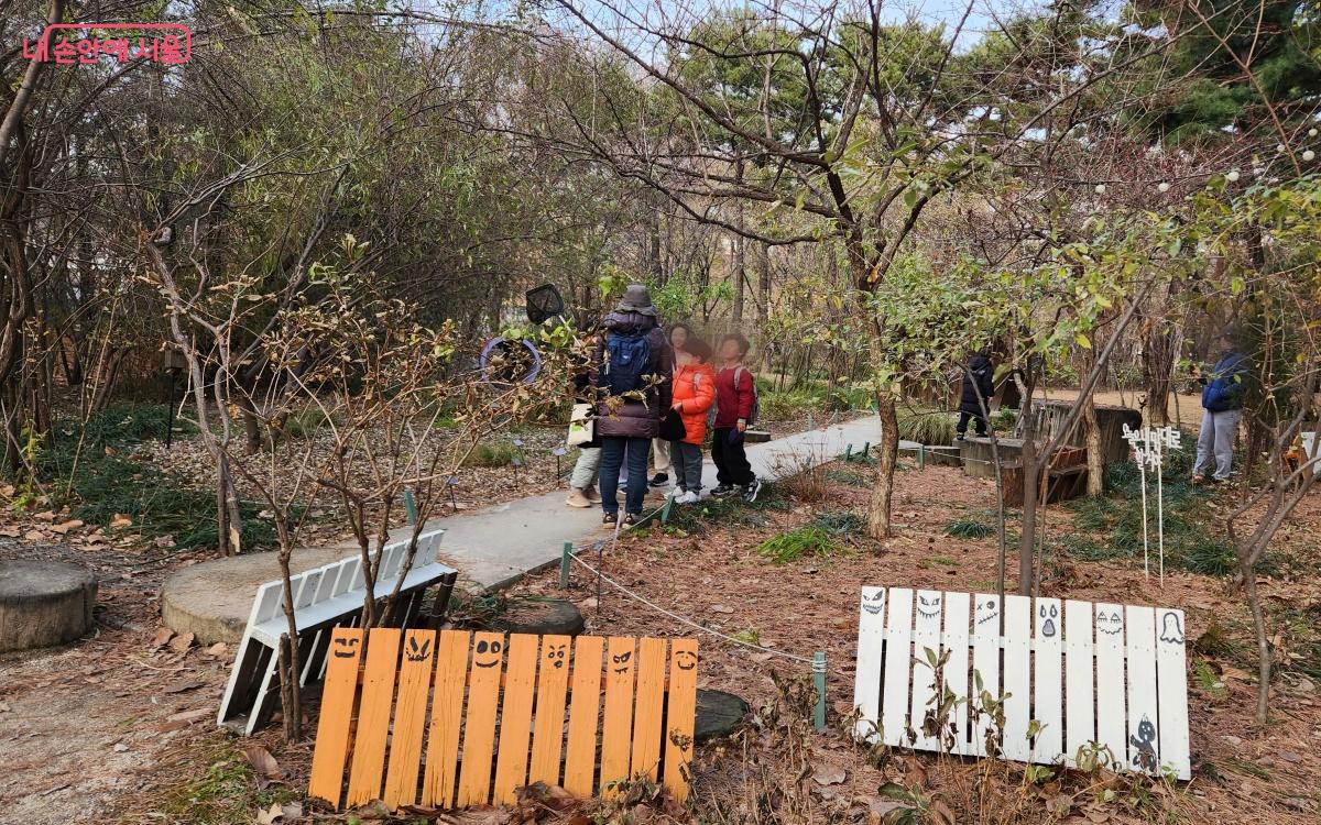 어린이정원에서는 진지하게 설명을 듣고 있었다. ⓒ김미선