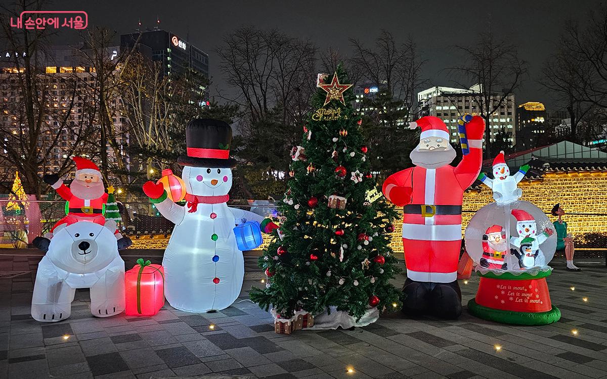 서울도시건축관의 옥상이 크리스마스트리, 산타, 눈사람으로 화려하게 장식되어 겨울의 설렘과 따뜻한 기운을 전하고 있다. ©이혜숙