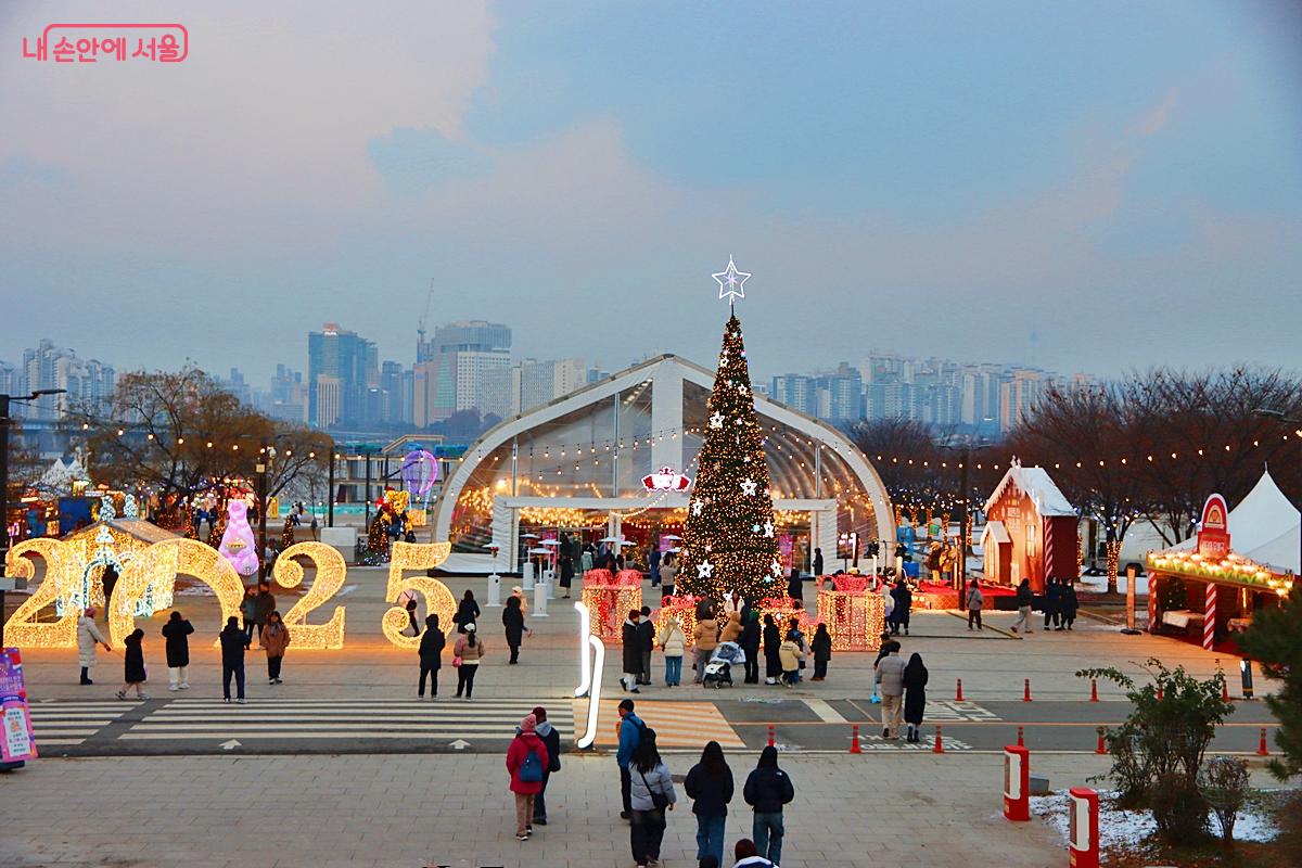 12월 20일부터 31일까지 여의도한강공원에서는 환상적인 겨울 축제가 펼쳐진다. ©정향선