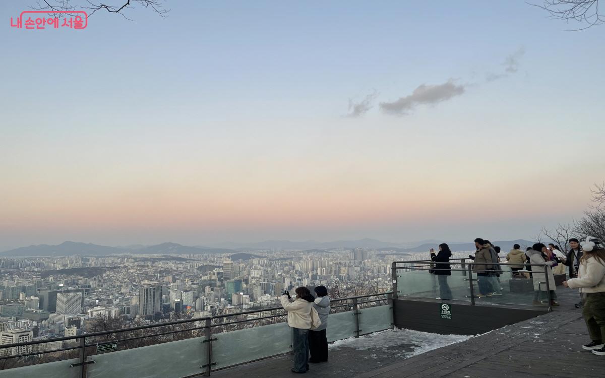 남산 전망대에서 사진을 찍는 외국인 관광객들 ©이정민