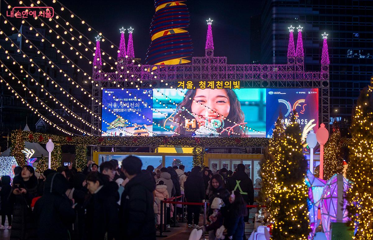 청계광장 초입에는 대형 LED 전광판이 설치되어 있어 화려한 야경을 즐길 수 있다. ©임중빈