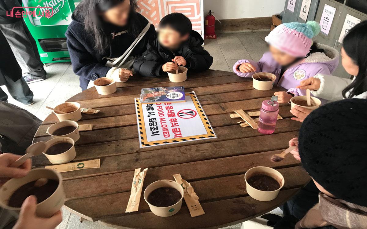 팥죽을 먹고 있는 시민들. 추운 날씨에 따뜻한 팥죽의 맛은 달콤하다. ©이정민