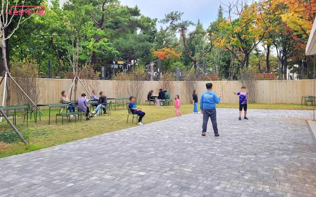 일상의 산책부터 결혼식, 아이들의 놀이 공간과 예술문화 공간까지 다채로운 일상을 만날 수 있다. ©김민지