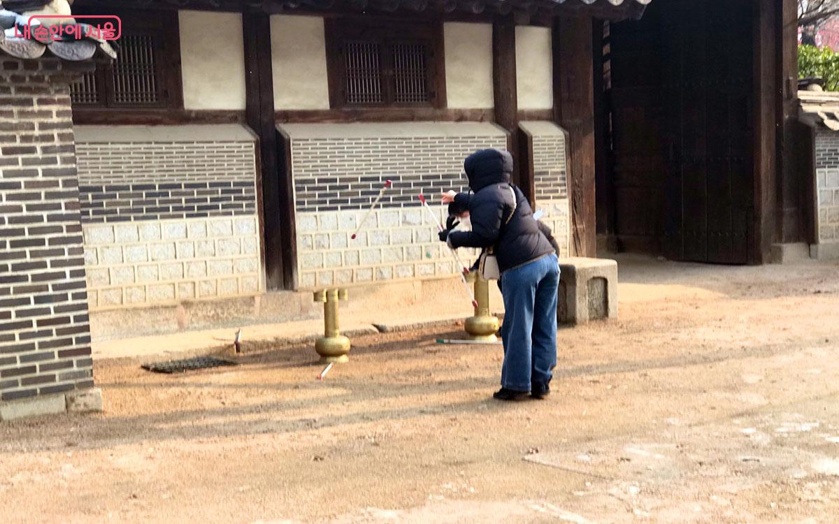 전통놀이 체험인 투호놀이를 하고 있는 시민의 모습 ©이정민